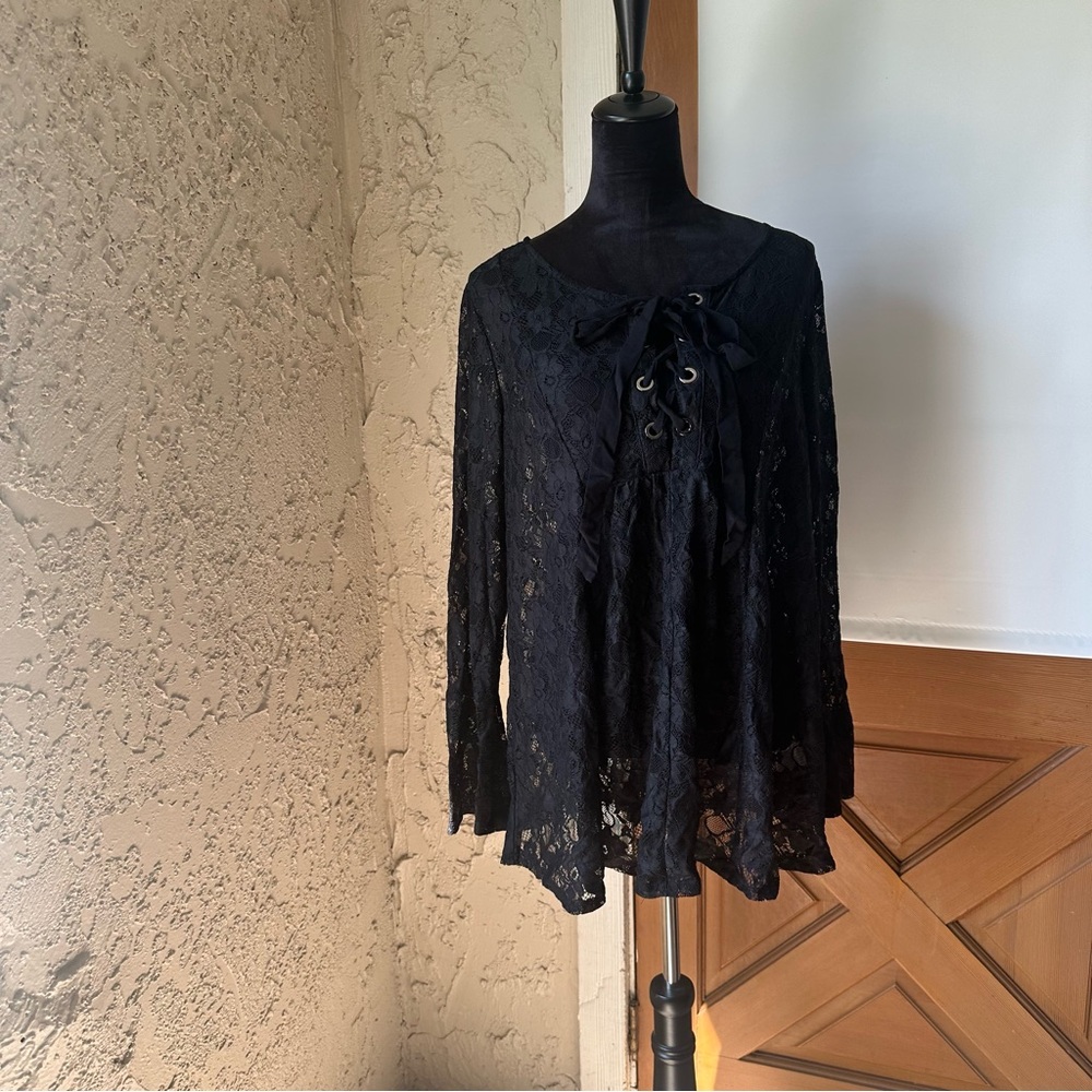🦋 NWT Forever 21 Contemporary Black Lace Bell Sleeve Tunic Cover Up Blouse 🖤